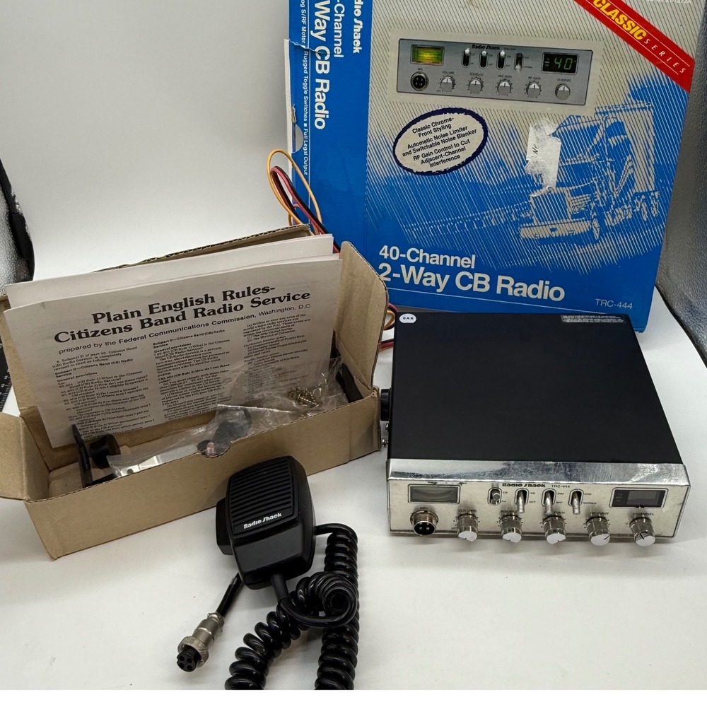 Radio Shack TRC-444 40 Channel 2 Way CB Radio‎ Classic Series with Microphone